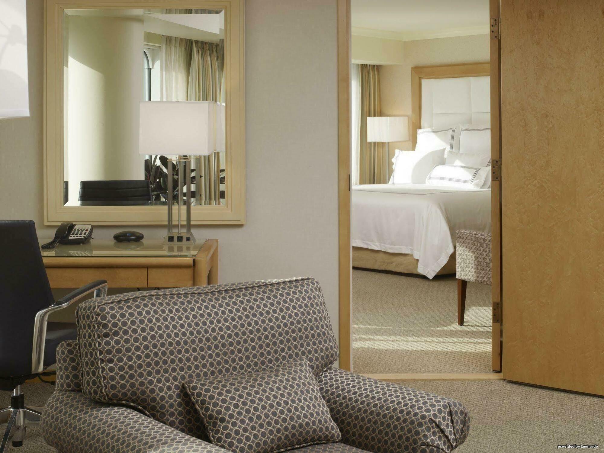 Pan Pacific Vancouver Room photo A suite at the Hilton London Heathrow
