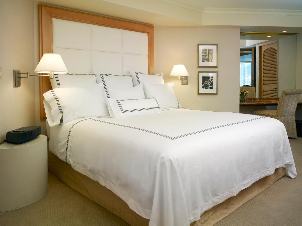 Pan Pacific Vancouver Exterior photo A bedroom