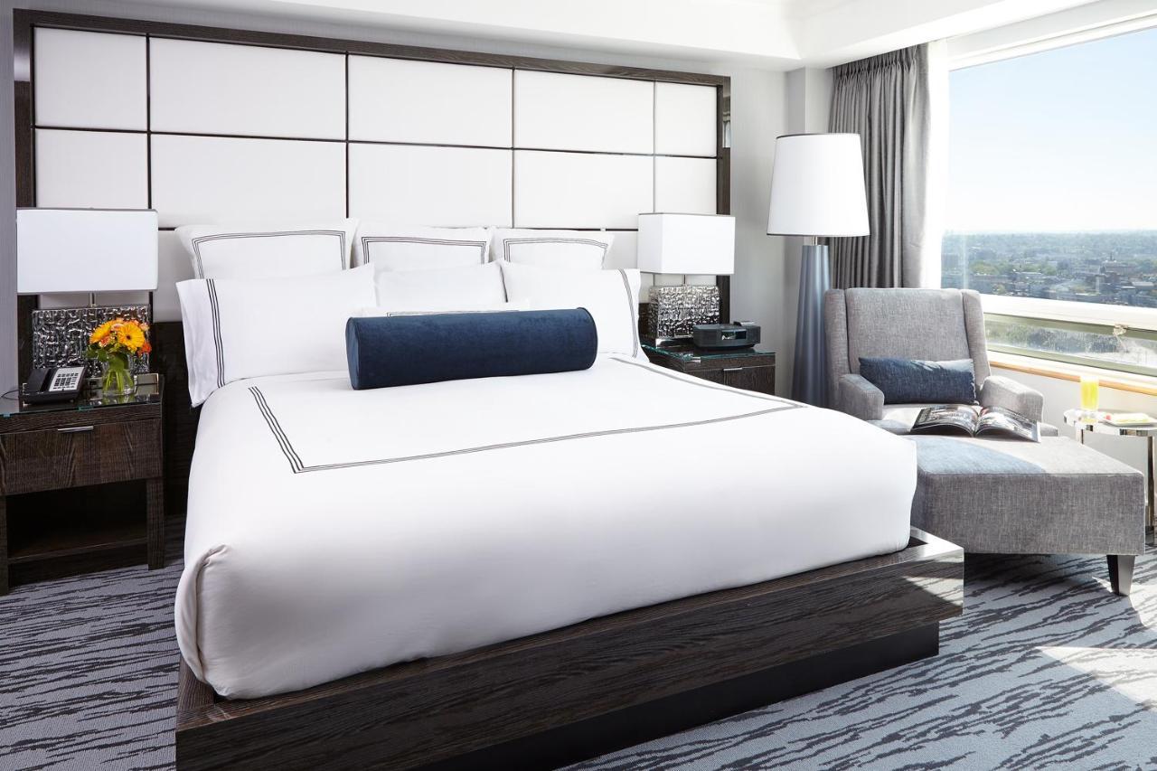 Pan Pacific Vancouver Exterior photo A guest room at The Westin